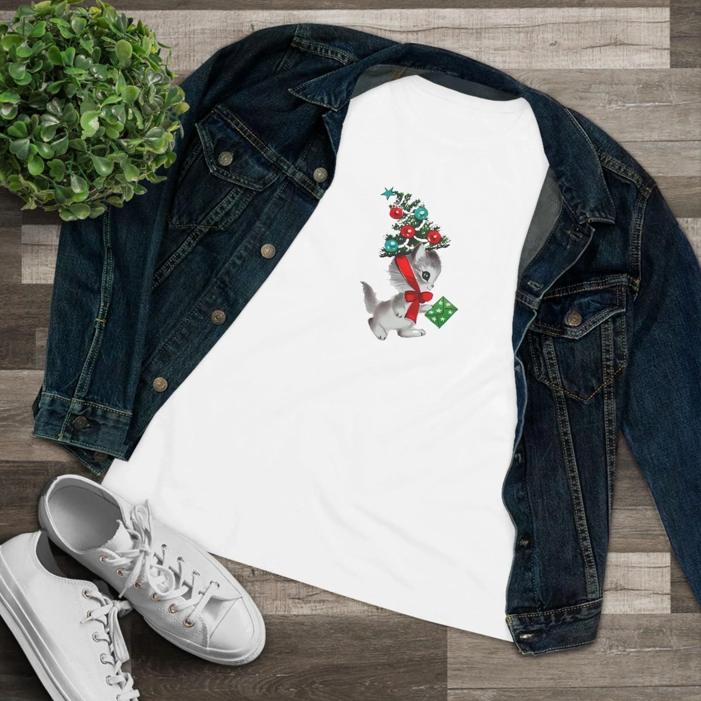 Kittie with Christmas Tree Hat and Card - Women's Softstyle Tee - Whippie's