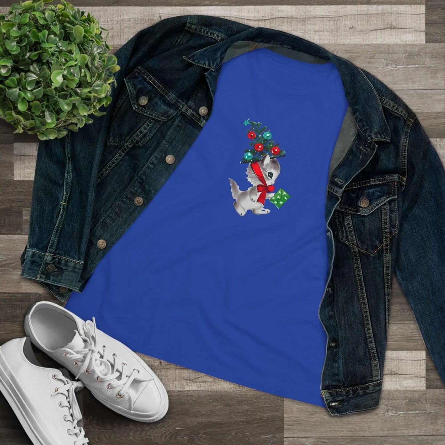 Kittie with Christmas Tree Hat and Card - Women's Softstyle Tee - Whippie's