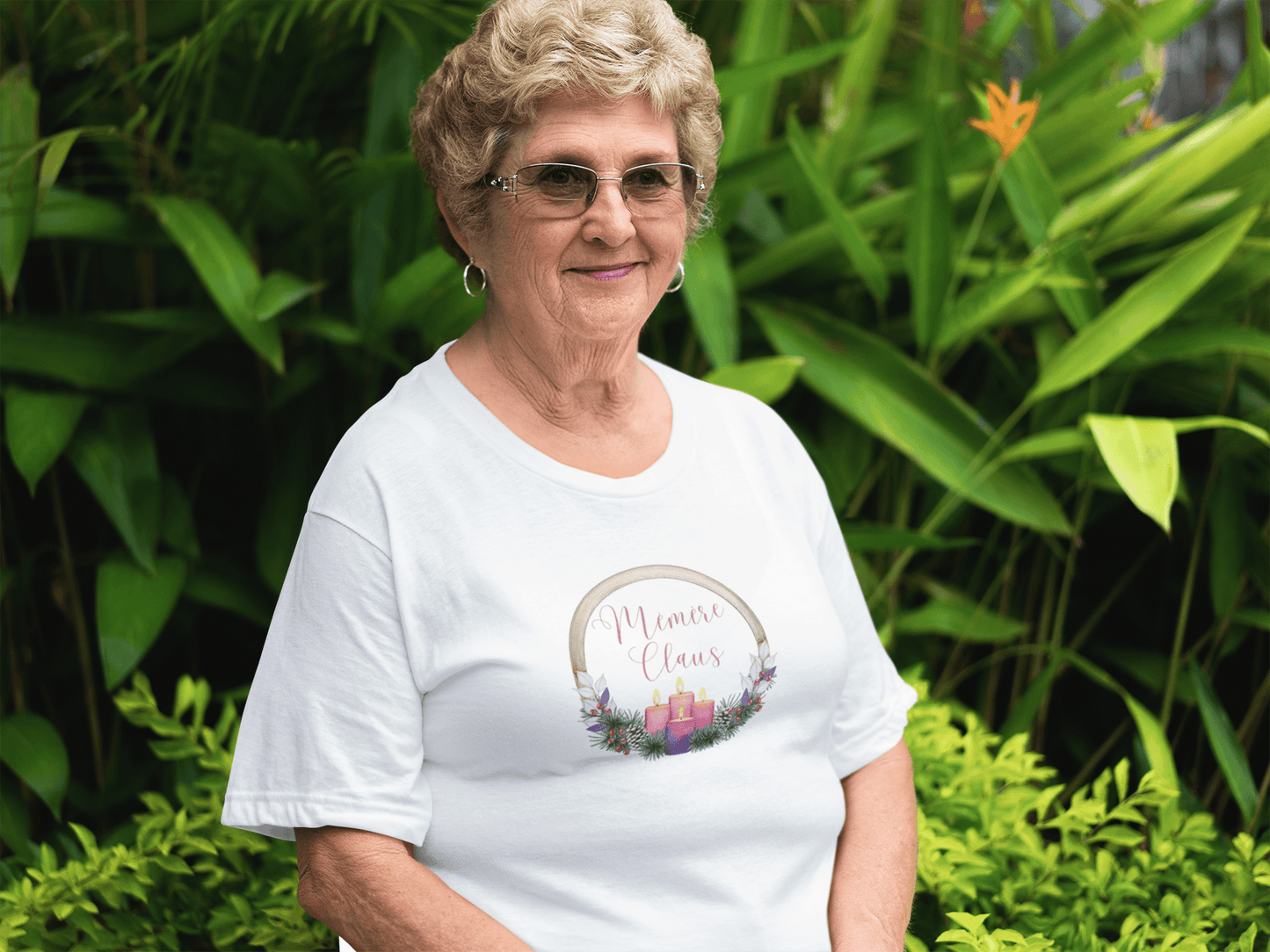 Mémère Claus - Joyeux Noël! 🤶🎄 - Women's Softstyle Tee - Whippie's