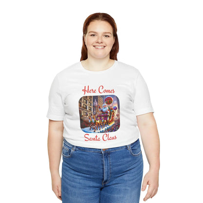 🎅 Here Comes Santa Claus 🎄 Unisex Jersey Tee ✨ - Whippie's